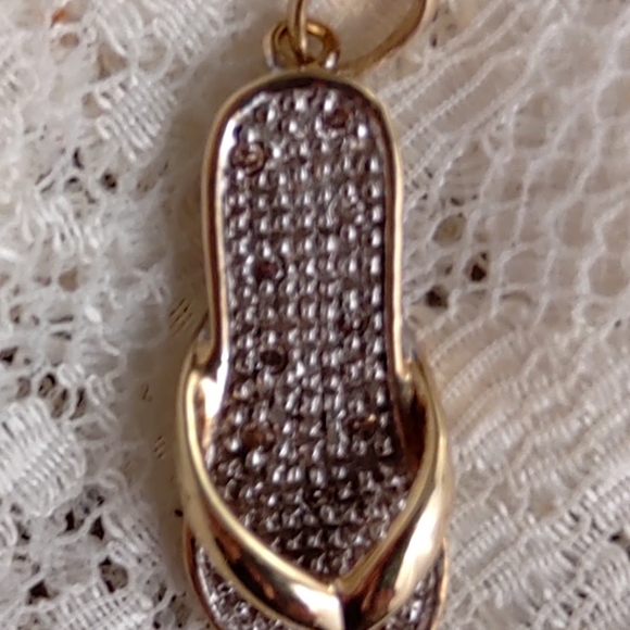 14 K Yellow GOLD TEN DIAMONDS INLAID SLIPPER ( FLIP FLOP ) PENDANT NECKLACE - Picture 2 of 3